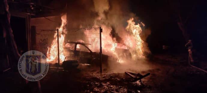 В Киеве из-за атаки БПЛА пострадали три человека, горел дом и автомобили 