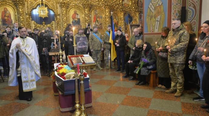 В Киеве попрощались с Василием Ратушным, который погиб на фронте 3 В Киеве попрощались с Василием Ратушным, который погиб на фронте