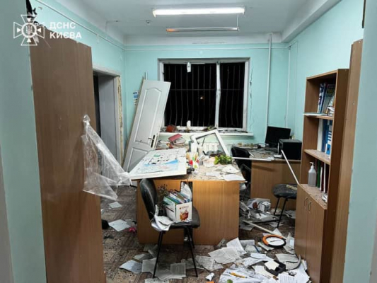 В Киеве работала ПВО: есть повреждения поликлиники и домов, один человек пострадал 