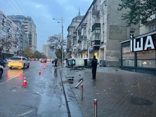 В Киеве водитель наехал на двух людей, которые стояли на остановке - подробности 1 В Киеве водитель наехал на двух людей, которые стояли на остановке - подробности
