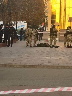 В Киеве вооруженный мужчина пытался захватить бизнес-центр – его задержали 1 В Киеве вооруженный мужчина пытался захватить бизнес-центр – его задержали