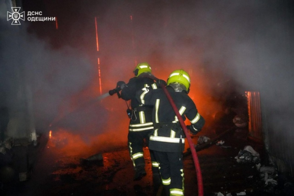 В Одессе в результате атаки БпЛА горели склады 