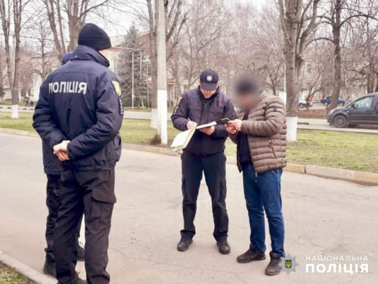 В Одесской области на улице нашли тело мужчины в военной форме 