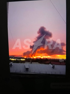 В РФ заявили про атаку сотни дронов: горят два НПЗ 