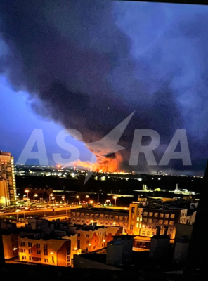 В РФ заявили про атаку сотни дронов: горят два НПЗ 