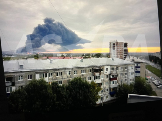 В РФ заявили про атаку сотни дронов: горят два НПЗ 