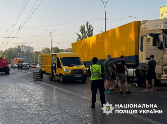 В столице из-за обстрела перекрыли ряд улиц, городской транспорт изменил маршруты движения 