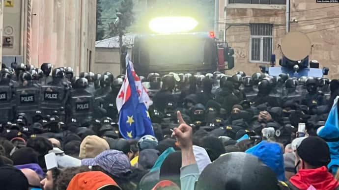 В Тбилиси силовики оттеснили протестующих от входов в парламент 2 В Тбилиси силовики оттеснили протестующих от входов в парламент