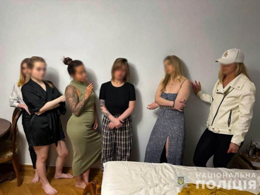 Во Львове полицейские устроили облаву на сутенеров: более 70 обысков 