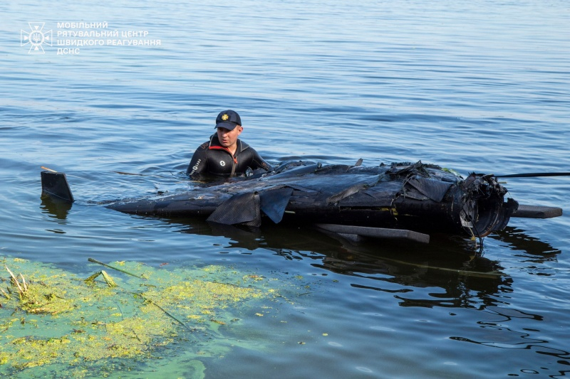 Водолази дістали з Дніпра частину дрона, яка впала під час атаки РФ