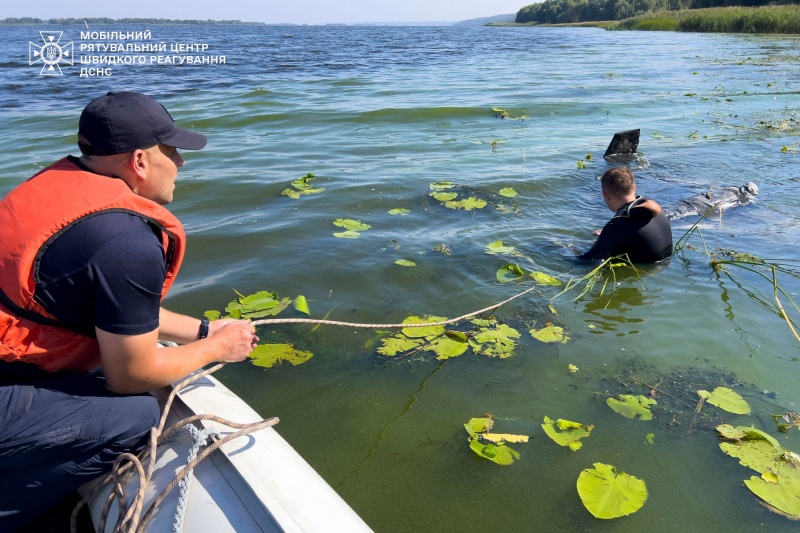 Водолази дістали з Дніпра частину дрона, яка впала під час атаки РФ
