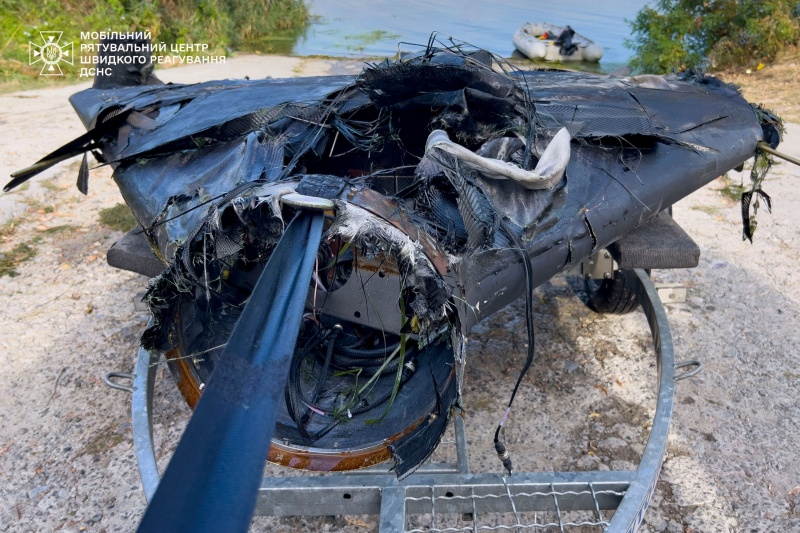 Водолази дістали з Дніпра частину дрона, яка впала під час атаки РФ