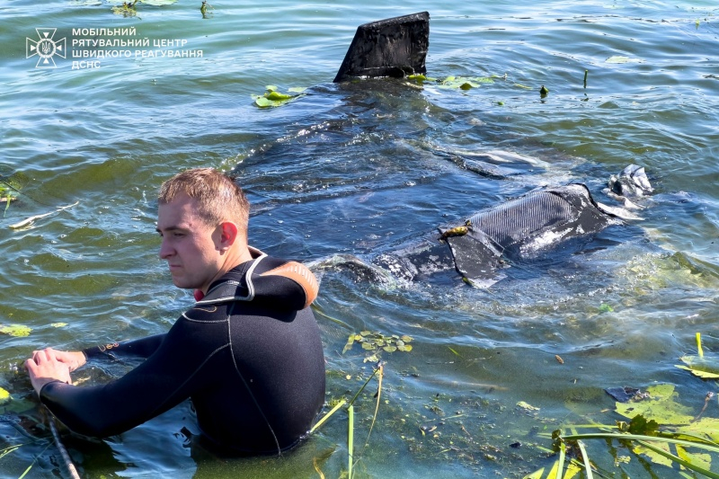 Водолази дістали з Дніпра частину дрона, яка впала під час атаки РФ
