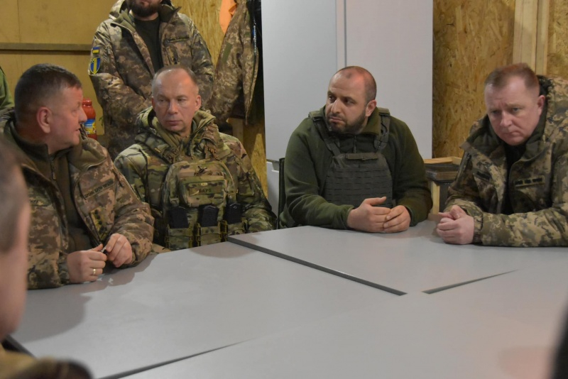 Залужний відвідав позиції в районі Куп'янська. Сирський доповів про обстановку (фото) 1 Залужний відвідав позиції в районі Куп'янська. Сирський доповів про обстановку (фото)