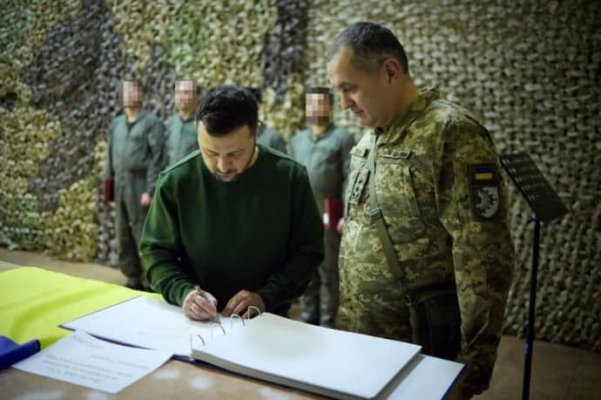 Зеленский на Днепропетровщине обсудил применение ПВО и наградил пилотов 