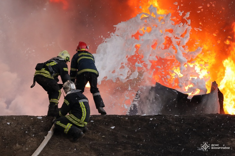З'явилися кадри наслідків удару по об'єкту інфраструктури у Вінницькій області 6 З'явилися кадри наслідків удару по об'єкту інфраструктури у Вінницькій області