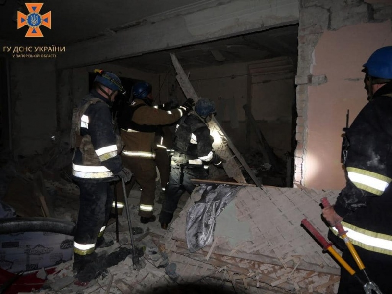 Зруйнований під'їзд, є загиблі та зниклі. Що відомо про удар по будинку у Запоріжжі 3 Зруйнований під'їзд, є загиблі та зниклі. Що відомо про удар по будинку у Запоріжжі