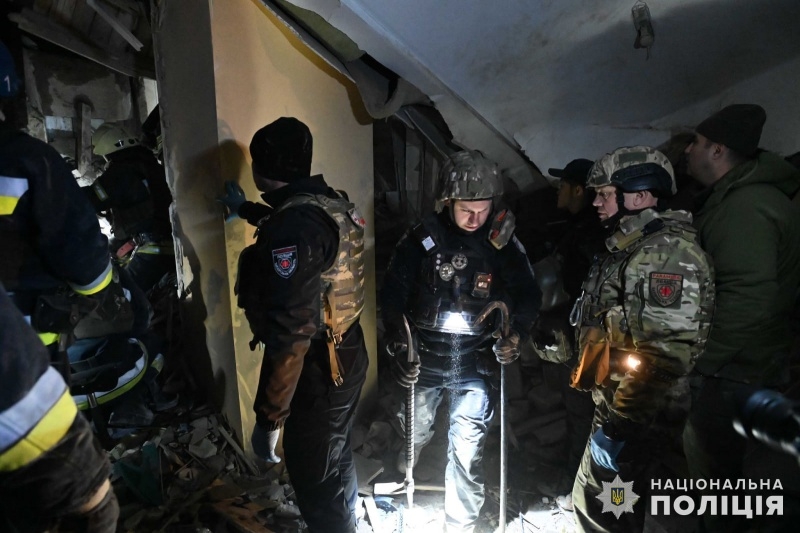 Зруйнований під'їзд, є загиблі та зниклі. Що відомо про удар по будинку у Запоріжжі 5 Зруйнований під'їзд, є загиблі та зниклі. Що відомо про удар по будинку у Запоріжжі