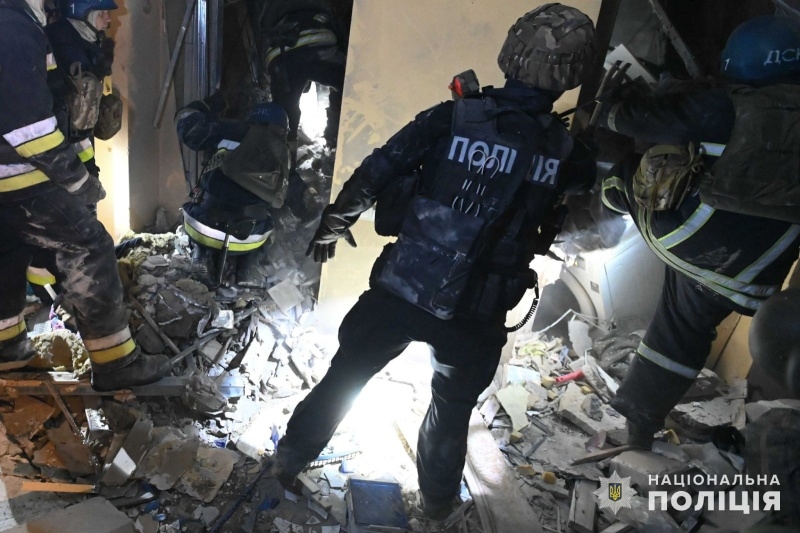 Зруйнований під'їзд, є загиблі та зниклі. Що відомо про удар по будинку у Запоріжжі 4 Зруйнований під'їзд, є загиблі та зниклі. Що відомо про удар по будинку у Запоріжжі