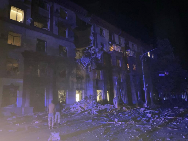 Зруйнований під'їзд, є загиблі та зниклі. Що відомо про удар по будинку у Запоріжжі 10 Зруйнований під'їзд, є загиблі та зниклі. Що відомо про удар по будинку у Запоріжжі