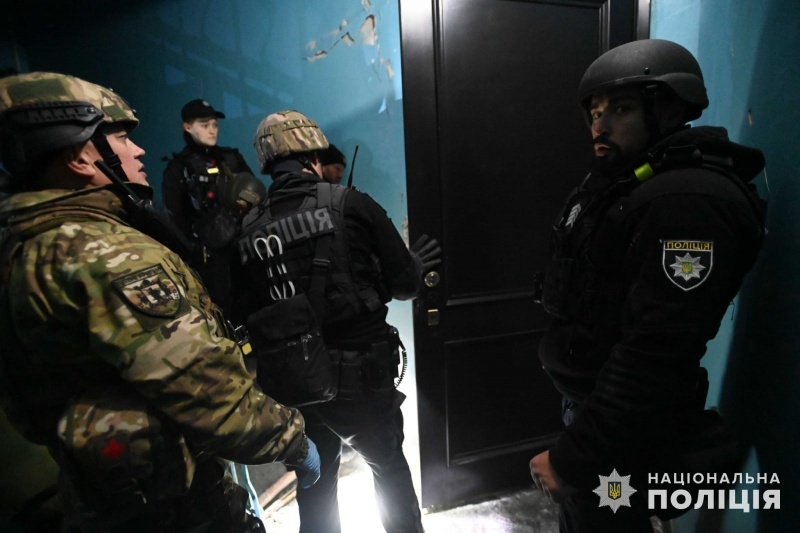 Зруйнований під'їзд, є загиблі та зниклі. Що відомо про удар по будинку у Запоріжжі 7 Зруйнований під'їзд, є загиблі та зниклі. Що відомо про удар по будинку у Запоріжжі