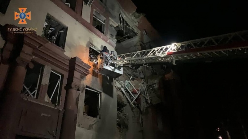 Зруйнований під'їзд, є загиблі та зниклі. Що відомо про удар по будинку у Запоріжжі 1 Зруйнований під'їзд, є загиблі та зниклі. Що відомо про удар по будинку у Запоріжжі