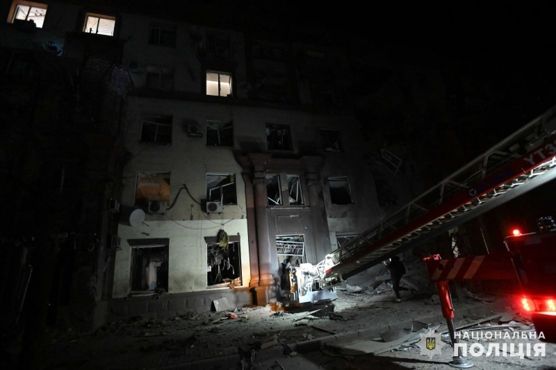 Зруйнований під'їзд, є загиблі та зниклі. Що відомо про удар по будинку у Запоріжжі 6 Зруйнований під'їзд, є загиблі та зниклі. Що відомо про удар по будинку у Запоріжжі