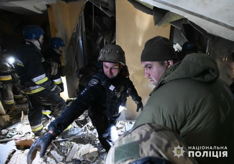 Зруйнований під'їзд, є загиблі та зниклі. Що відомо про удар по будинку у Запоріжжі 9 Зруйнований під'їзд, є загиблі та зниклі. Що відомо про удар по будинку у Запоріжжі