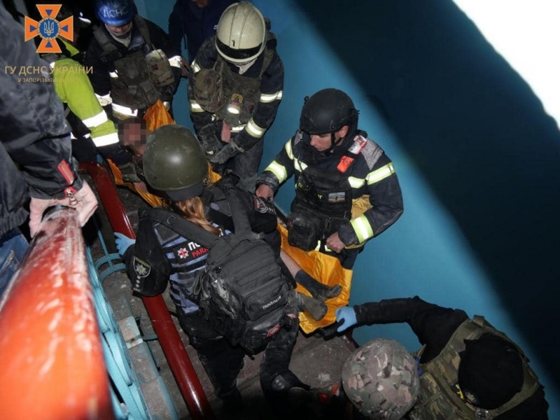 Зруйнований під'їзд, є загиблі та зниклі. Що відомо про удар по будинку у Запоріжжі 2 Зруйнований під'їзд, є загиблі та зниклі. Що відомо про удар по будинку у Запоріжжі