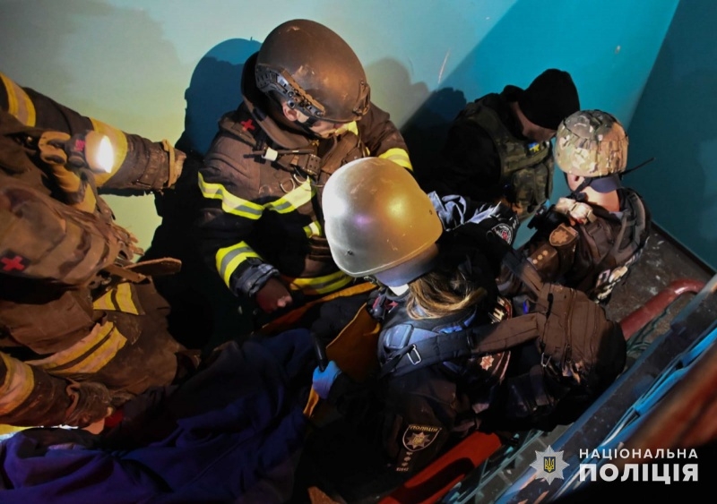 Зруйнований під'їзд, є загиблі та зниклі. Що відомо про удар по будинку у Запоріжжі 8 Зруйнований під'їзд, є загиблі та зниклі. Що відомо про удар по будинку у Запоріжжі